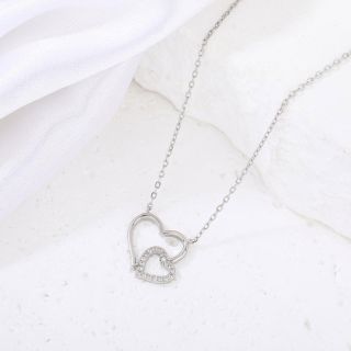 Stříbrný náhrdelník se dvěma srdci – symbol propojení, lásky a harmonie. Jemný a nadčasový šperk, který potěší každé...
