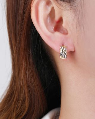 Zlaté náušnice Diante s diamantovým broušením a dvěma proužky bílého zlata – zářivý šperk, který spojuje eleganci a luxus...