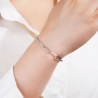 Stříbrný řetízkový náramek s bílými zirkony – jemný, třpytivý a naprosto trendy. Ideální doplněk pro každodenní outfit i...