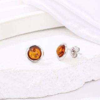 Stříbrné puzetové náušnice s přírodním jantarem – decentní šperk s teplým přírodním leskem. Nadčasová volba pro každou...