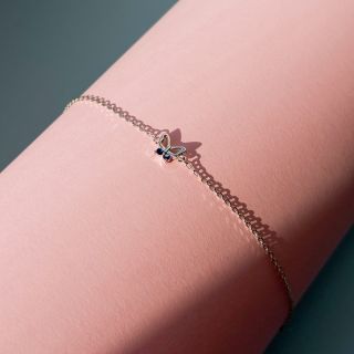 Stříbrný náramek s motýlkem zdobeným modrými kameny – jemný a hravý šperk, který rozzáří váš styl svěžestí a elegancí! 💙✨...