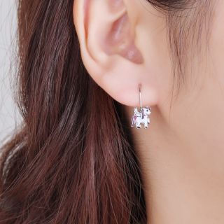 Stříbrné náušnice s barevným jednorožcem – veselé, hravé a ideální pro malé parádnice! Perfektní šperk pro děti, které...