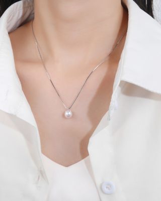 Stříbrný náhrdelník s pravou sladkovodní perlou – symbol elegance a jemné krásy. Nadčasový šperk, který nikdy nevyjde z...
